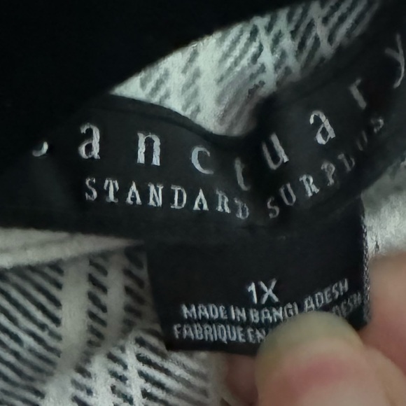 Sanctuary Plaid shacket black white gray
(heavier weight flannel) Size 1X EUC - Picture 5 of 7